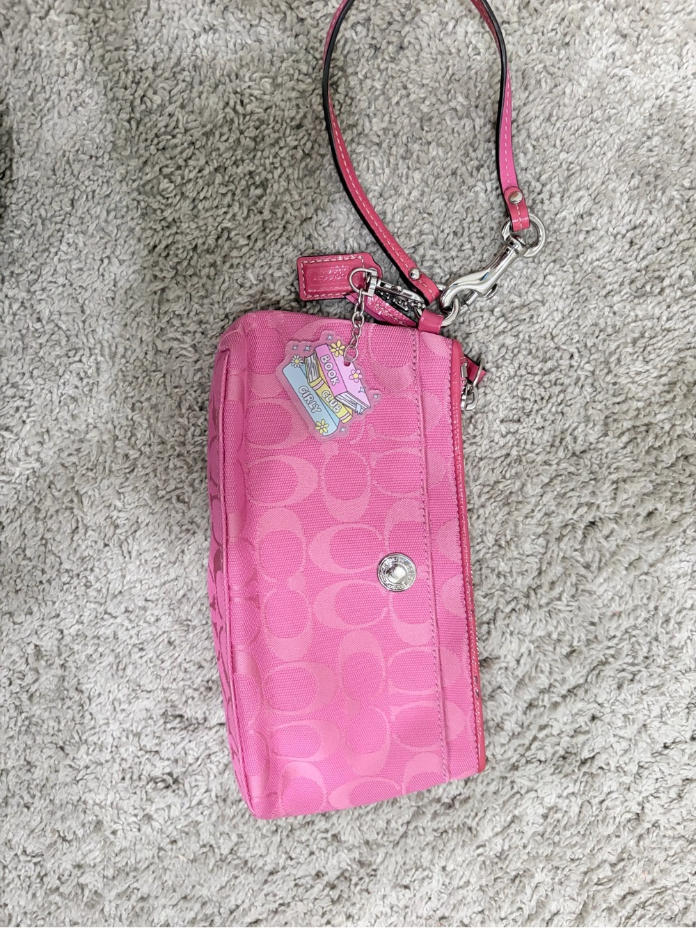 Coach vintage pink
Signature Wristlet with Silver Hardware - Picture 2 of 8